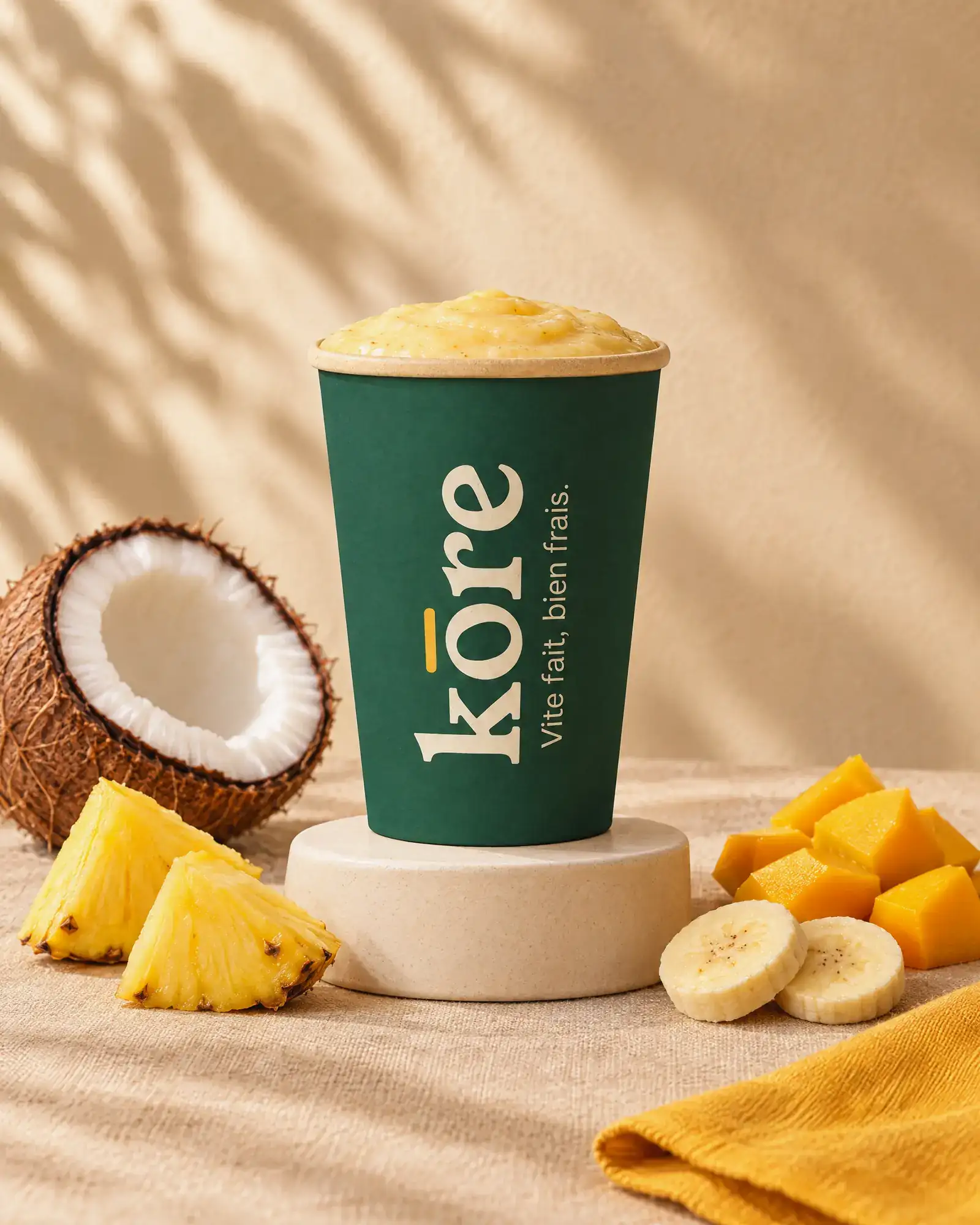 Smoothie Triple Tropical à l’ananas et à la noix de coco, gobelet vert Kōre (illustration)