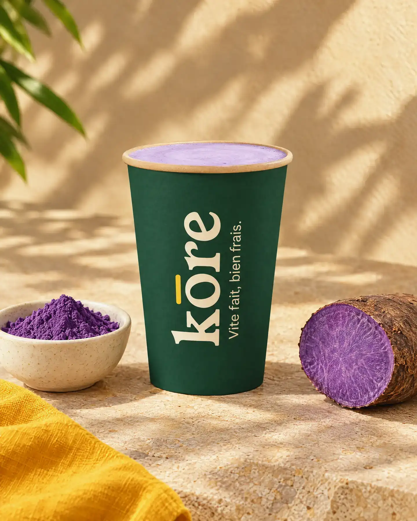 Latté Ube Dream violet dans le gobelet vert Kōre, poudre d’ube à côté (illustration)